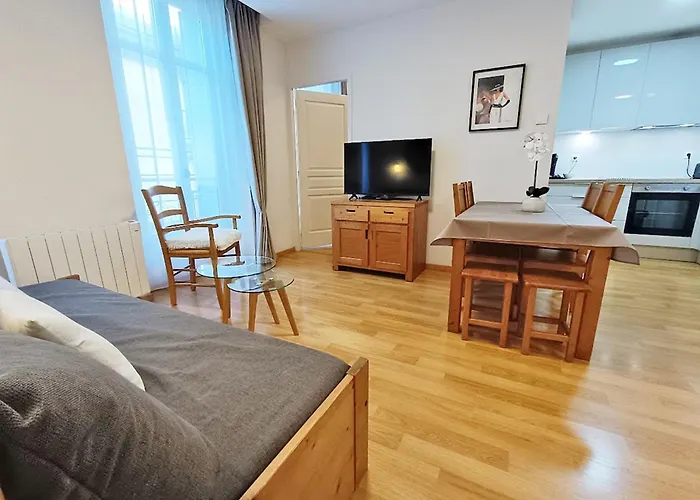 L'eterlou, T3, Centre Luchon, Wifi, Casier A Skis, Ascenseur, 6 Personnes * Bagnères-de-Luchon